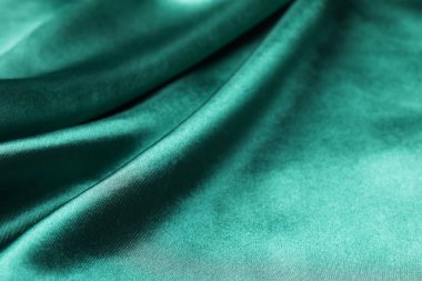 Arkaplan olarak buruşmuş yeşil ipek kumaş, yakın plan