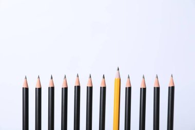 Beyaz arka planda bir sürü keskin grafit kalem var. Metin için boşluk