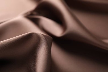 Arkaplan olarak buruşuk açık kahverengi ipek kumaş, yakın plan