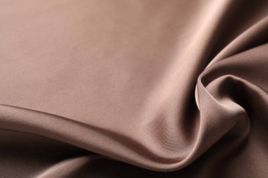 Arkaplan olarak buruşuk açık kahverengi ipek kumaş, yakın plan