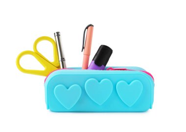 Beyaz üzerine izole edilmiş kalem kutusundaki farklı kırtasiye