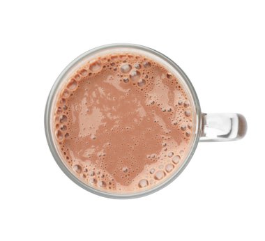 Cam bardaktaki lezzetli çikolatalı süt beyaza izole edilmiş.