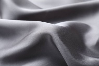 Arkaplan olarak buruşuk gri ipek kumaş, yakın plan