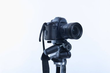 Beyaz arka planda modern profesyonel video kamera