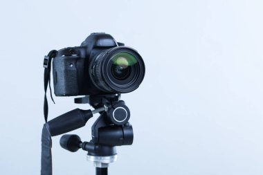 Açık gri arka planda modern profesyonel video kamera, yakın plan. Metin için boşluk