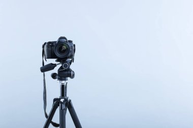 Açık gri arkaplanda modern profesyonel video kamera, metin için boşluk