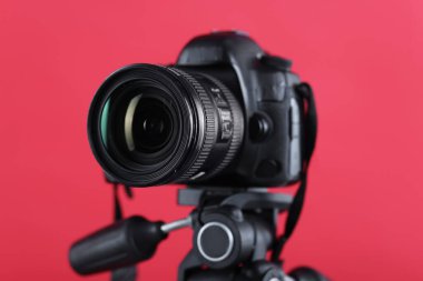 Kırmızı arkaplanda modern profesyonel video kamera, yakın plan