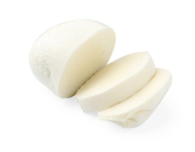 Mozarella peyniri parçaları beyaza izole edilmiş.