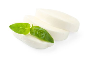 Mozarella peyniri ve fesleğen parçaları beyaz üzerine izole edilmiş.