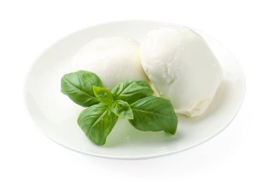 Lezzetli mozzarella peyniri ve fesleğen beyaz üzerine izole edilmiş.