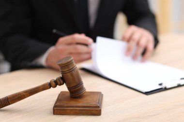 Yargıç çalışıyor ve tokmak içeride masa başında, seçici odaklanma