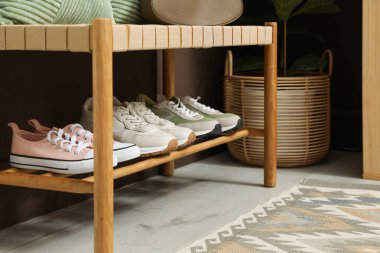 İçerideki bankta farklı ayakkabılar. Ayakkabı deposu