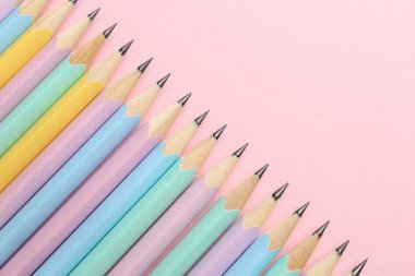 Pembe arka planda bir sürü grafit kalem var. Metin için boşluk