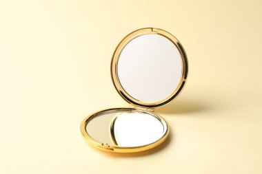 Bej arka planda cep aynasını aç, kapat