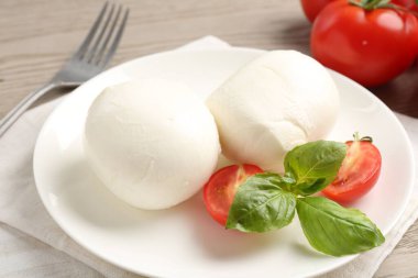 Lezzetli mozzarella peynir topları, domates ve fesleğen, yakın plan.