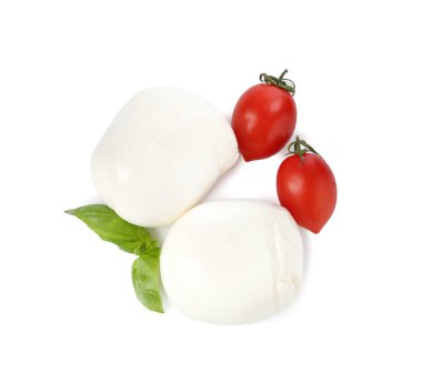 Beyaz arka planda lezzetli mozzarella peynir topları, domates ve fesleğen.
