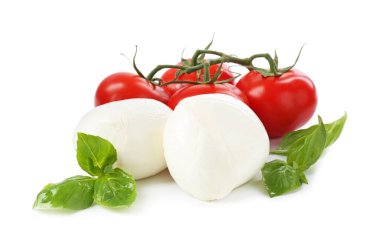Beyaz arka planda lezzetli mozzarella peynir topları, domates ve fesleğen.