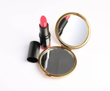 Açık cep aynası ve ruj beyaz, üst görünümde izole