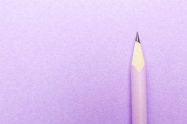 Menekşe arkaplanda bir grafit kalem, üst görüş. Metin için boşluk