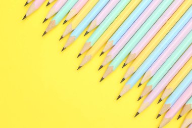 Sarı arka planda bir sürü grafit kalem var. Metin için boşluk