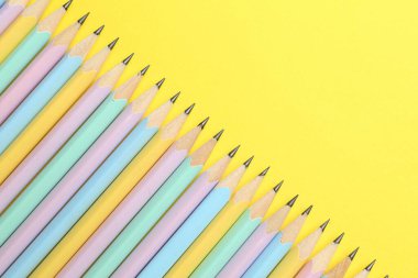 Sarı arka planda bir sürü grafit kalem var. Metin için boşluk