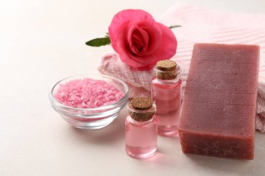 Aromatik sabun, gül, havlu ve kozmetik ürünleri açık masa üzerinde