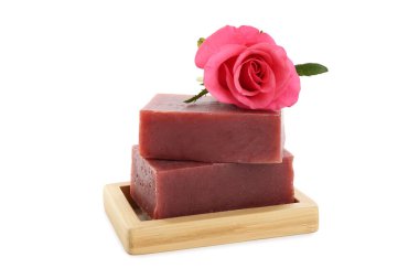 Aromatik sabun çubukları ve beyaz üzerine izole gül