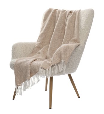 Beyaz üzerinde battaniyesi olan rahat bir koltuk.