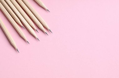 Pembe arka planda bir sürü grafit kalem var. Metin için boşluk