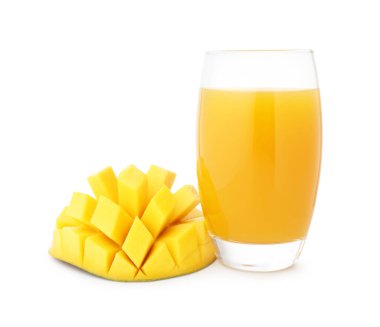 Bardakta lezzetli mango suyu ve beyaz üzerine izole edilmiş taze meyve.