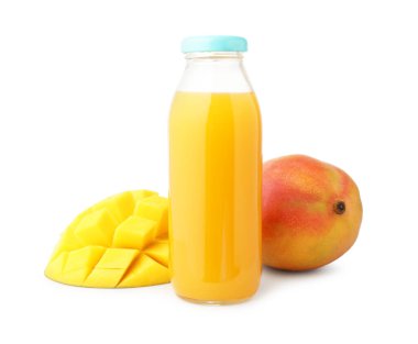 Cam şişedeki lezzetli mango suyu ve beyaz üzerine izole edilmiş taze meyveler.