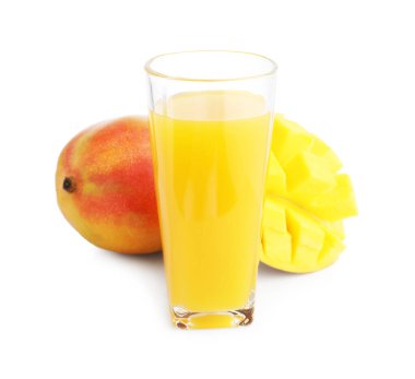 Bardaktaki lezzetli mango suyu ve beyaz üzerine izole edilmiş taze meyveler.