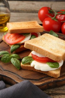 Peynirli, domatesli ve fesleğenli lezzetli sandviçler.