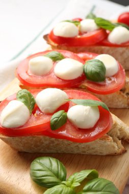 Peynirli, domatesli ve fesleğenli lezzetli sandviçler.