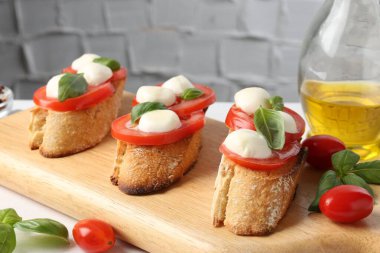 Peynirli, domatesli ve fesleğenli lezzetli sandviçler.