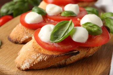 Peynirli, domatesli ve fesleğenli lezzetli sandviçler.