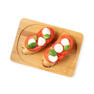 Beyaz arka planda mozarella peynirli, domatesli ve fesleğenli lezzetli sandviçler.