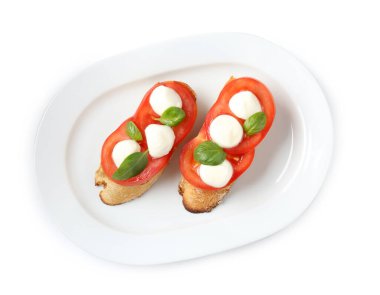 Beyaz arka planda mozarella peynirli, domatesli ve fesleğenli lezzetli sandviçler.