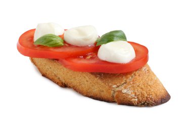 Beyaz arka planda mozarella peynirli, domatesli ve fesleğenli lezzetli sandviç.