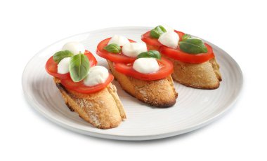 Beyaz arka planda peynirli, domatesli ve fesleğenli lezzetli sandviçler.