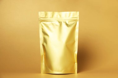 Açık turuncu arka planda fermuarlı bir stand-up kesesi. Tasarım için model