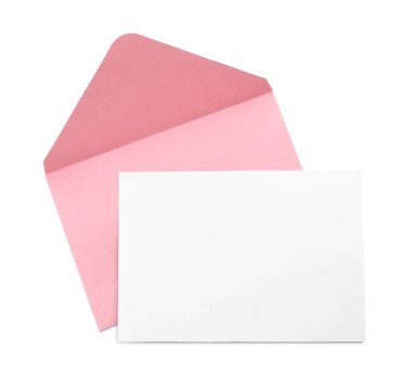 Boş davetiye kartı ve zarf beyaza izole edilmiş, üst manzara. Tasarım için boşluk