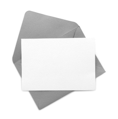 Boş davetiye kartı ve zarf beyaza izole edilmiş, üst manzara. Tasarım için boşluk