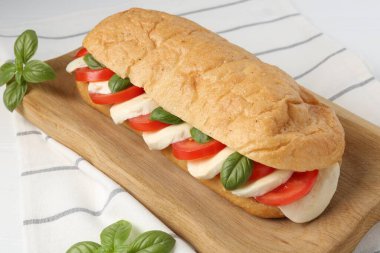 Mozarella peynirli, domatesli ve fesleğenli lezzetli sandviç.