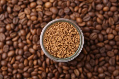 Barbunyanın üstünde granüle kahve olan cam kavanoz.