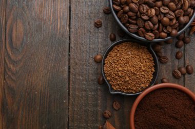 Tahta masa üzerinde farklı kahve ve fasulye türleri, düz yatıyordu. Metin için boşluk