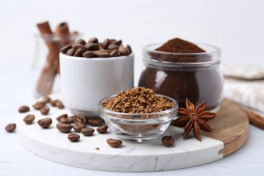 Farklı türde kahve, fasulye ve baharatlar ışık masasında, yakın plan