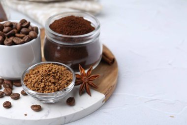 Farklı türde hazır kahve, fasulye ve baharatlar açık dokulu masa, yakın çekim. Metin için boşluk