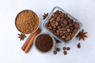 Farklı türde kahve, fasulye ve baharatlar.