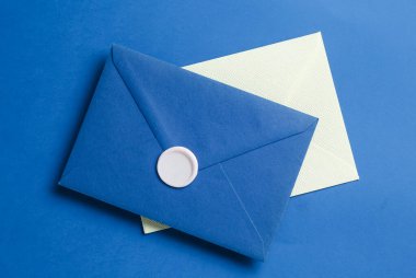 Mavi arkaplanda güzel bir davetiye ve kart, üst görünüm